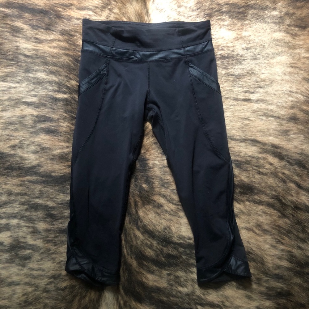 Lululemon Cropped Leggings Satin Trim Sz 6